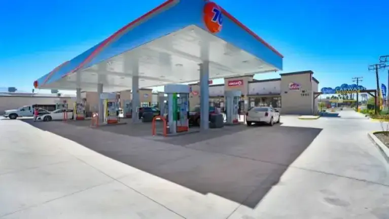 76 محطة بنزين مع دخل إيجار وغسيل سيارات Circle K - فرصة ممتازة